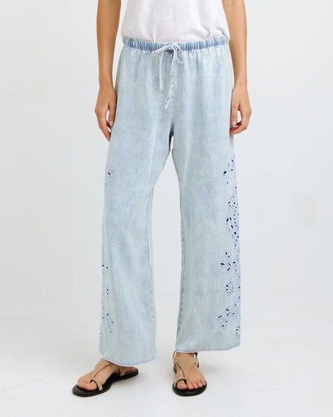 Bella Dahl Side Embroidered Beach Pant in Light Seaspray