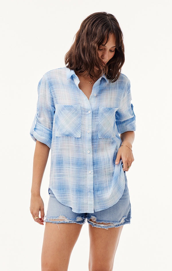 bella dahl long sleeve two pocket shirt in heather blue plaid