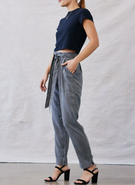 bella dahl belted patch pocket trouser in smokestack