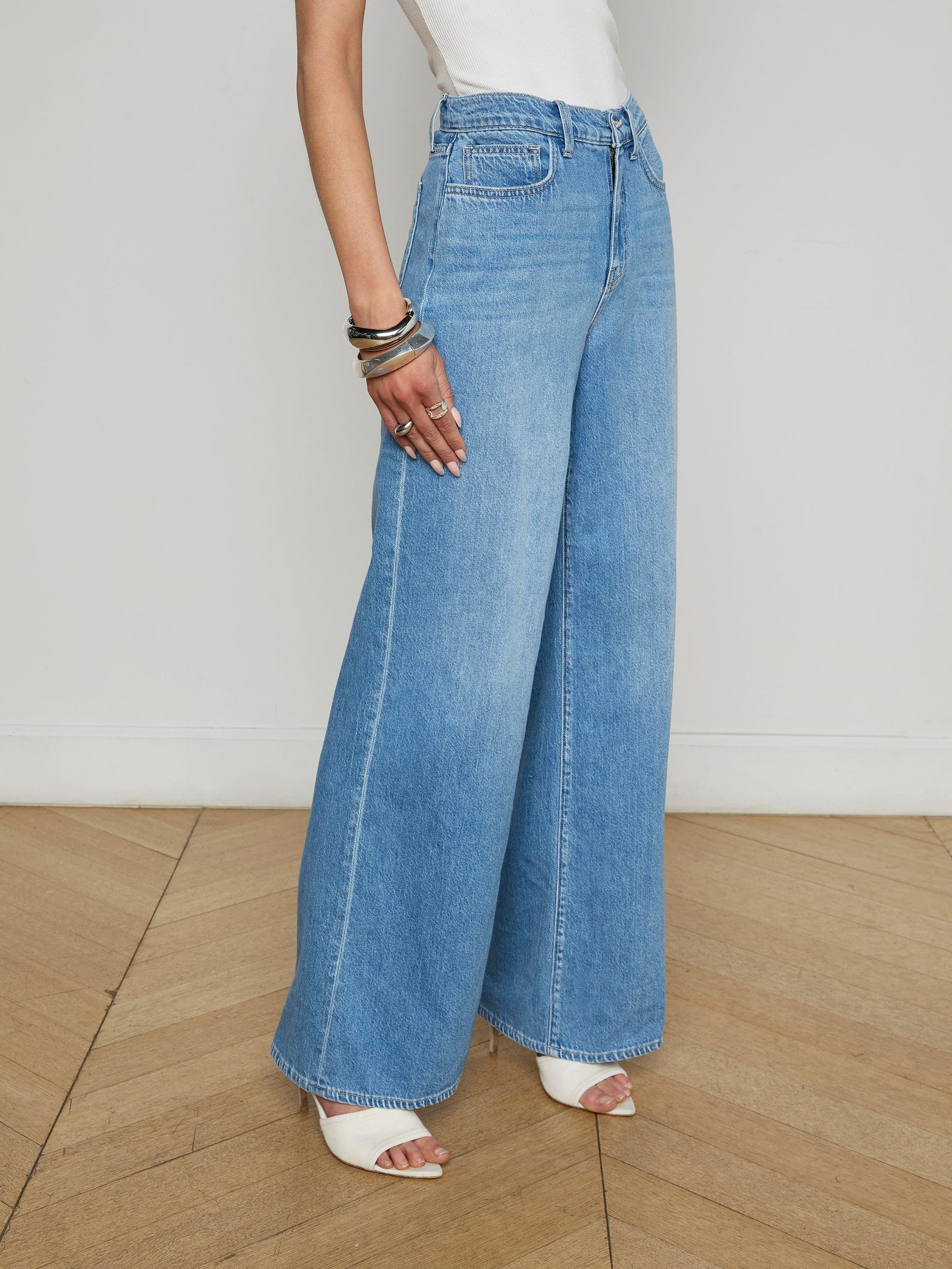 L'AGENCE Alicent HiRise Sneaker wide leg jean in Caster