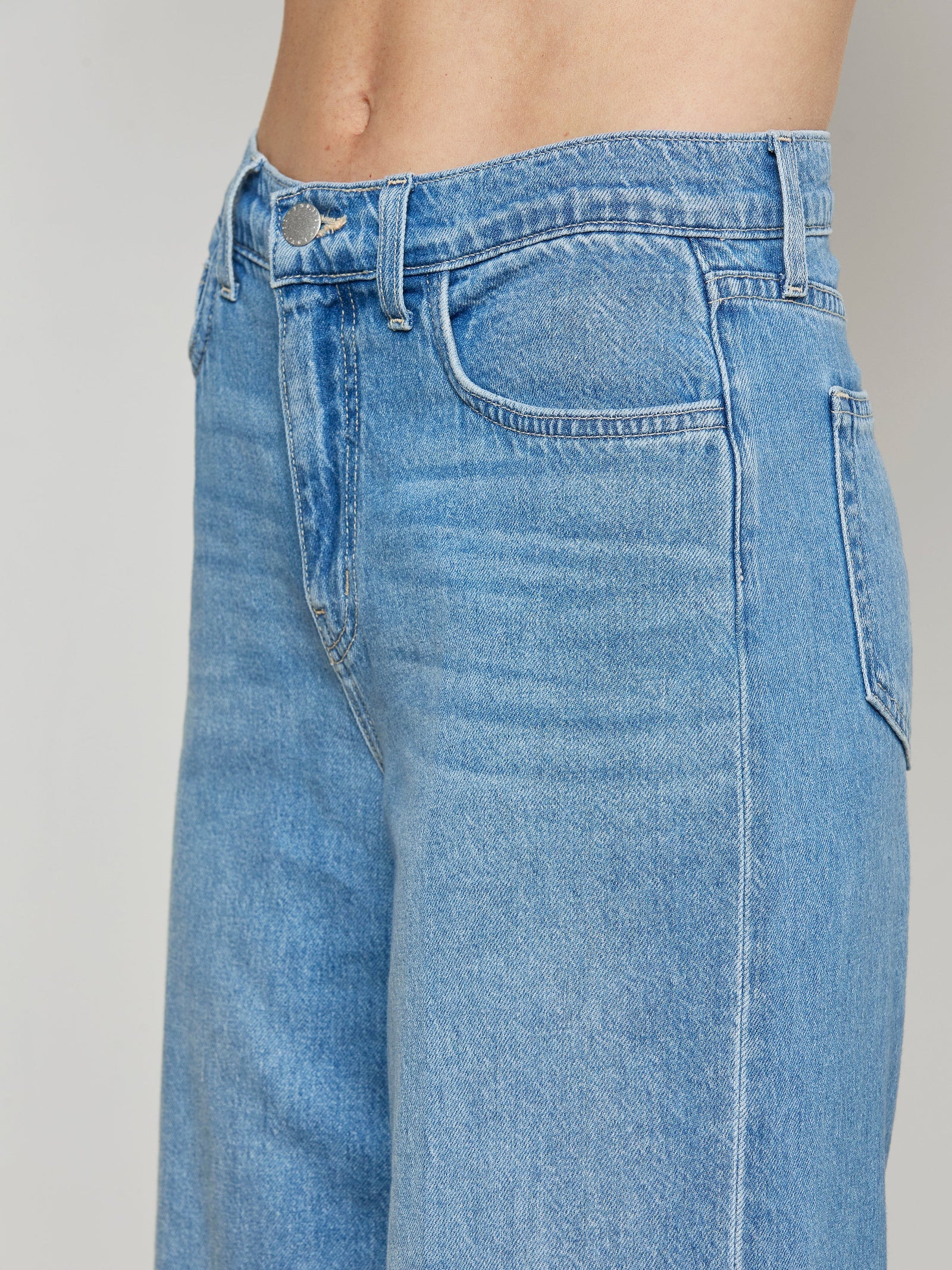 L'AGENCE Alicent HiRise Sneaker wide leg jean in Caster