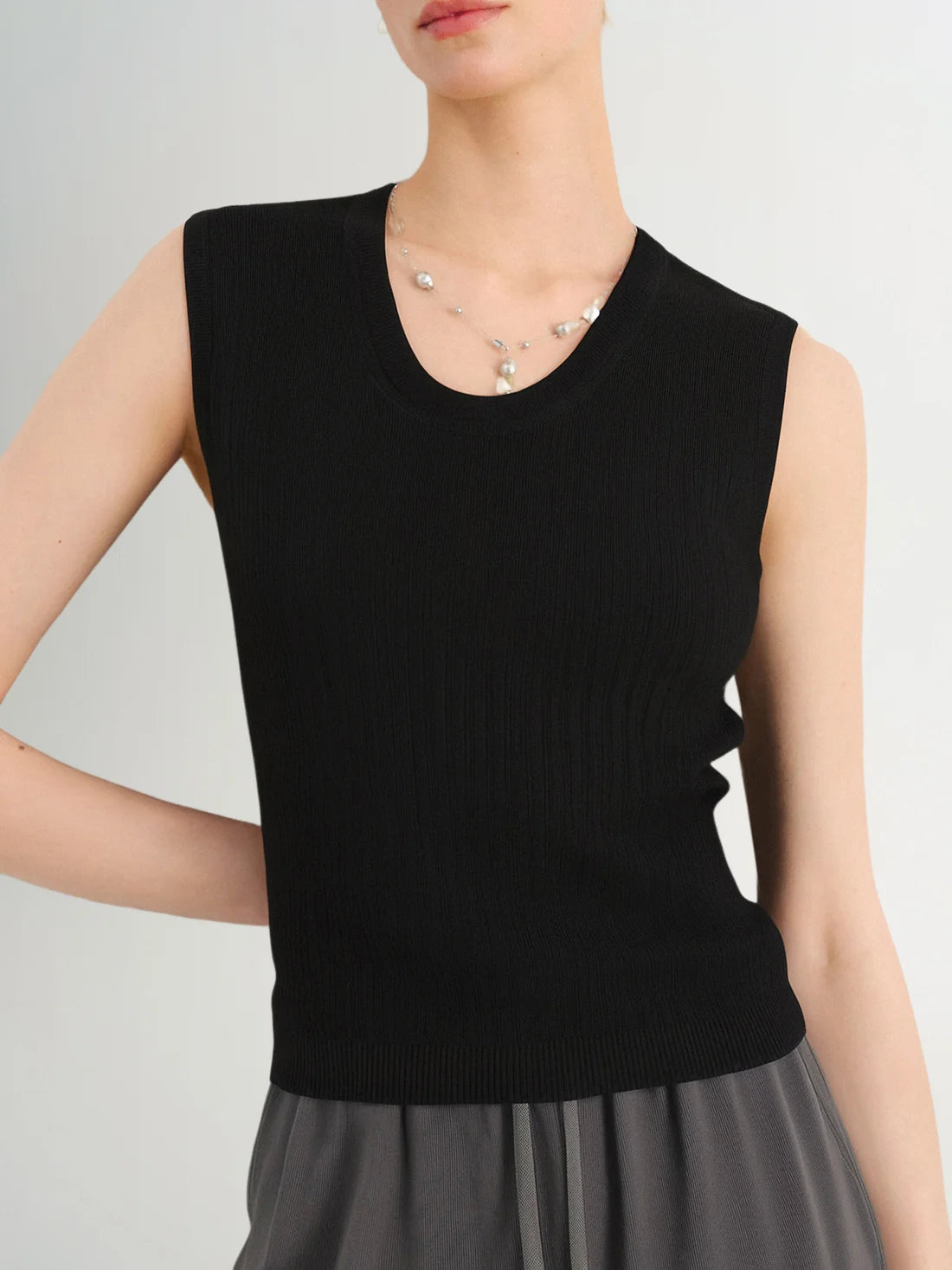 Meilleur Moment Round Neck Tank Top in Black