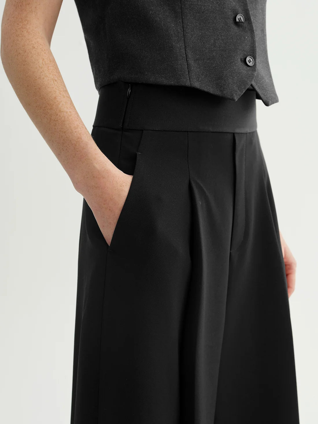 Meilleur Moment Wide Leg Pleated Pant in Black