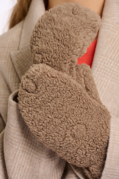 RINO & PELLE Aleida Teddy Gloves in Toffee