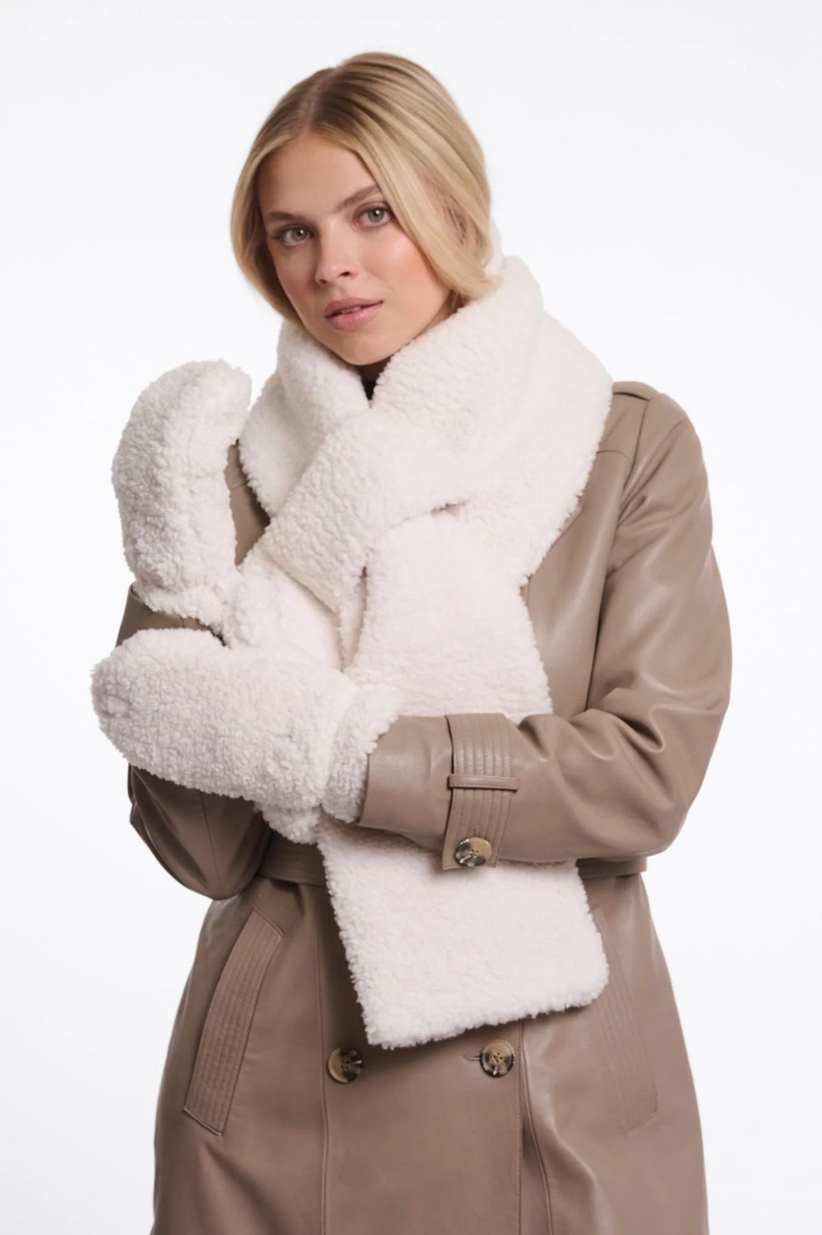 RINO & PELLE Aleida Teddy Gloves in Birch