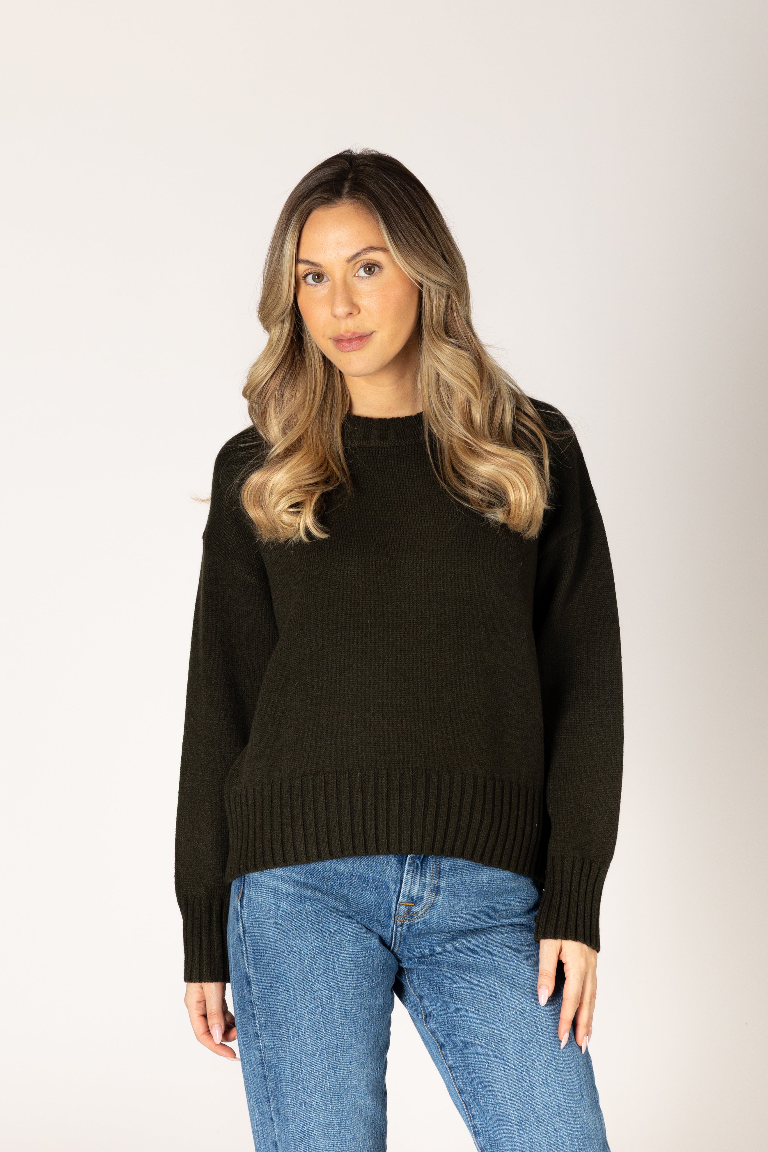 Lyla & Luxe Becca Essentials Crew Sweater in Olive