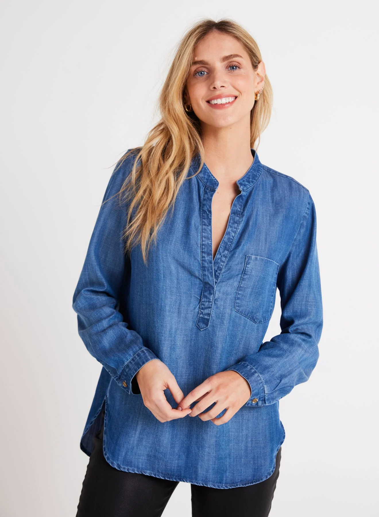 bella dahl tencel denim l/s pocket henley in moonlit haze