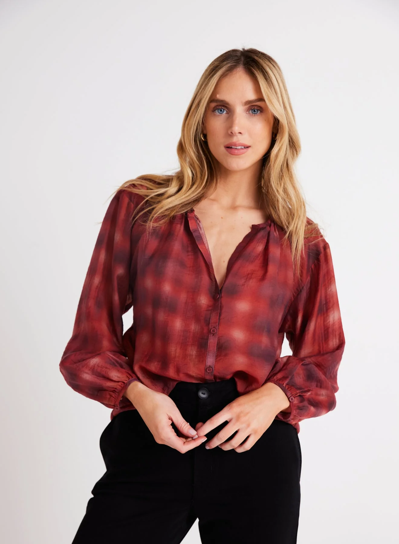 bella dahl shirred neck l/s blouse in blurred plaid print