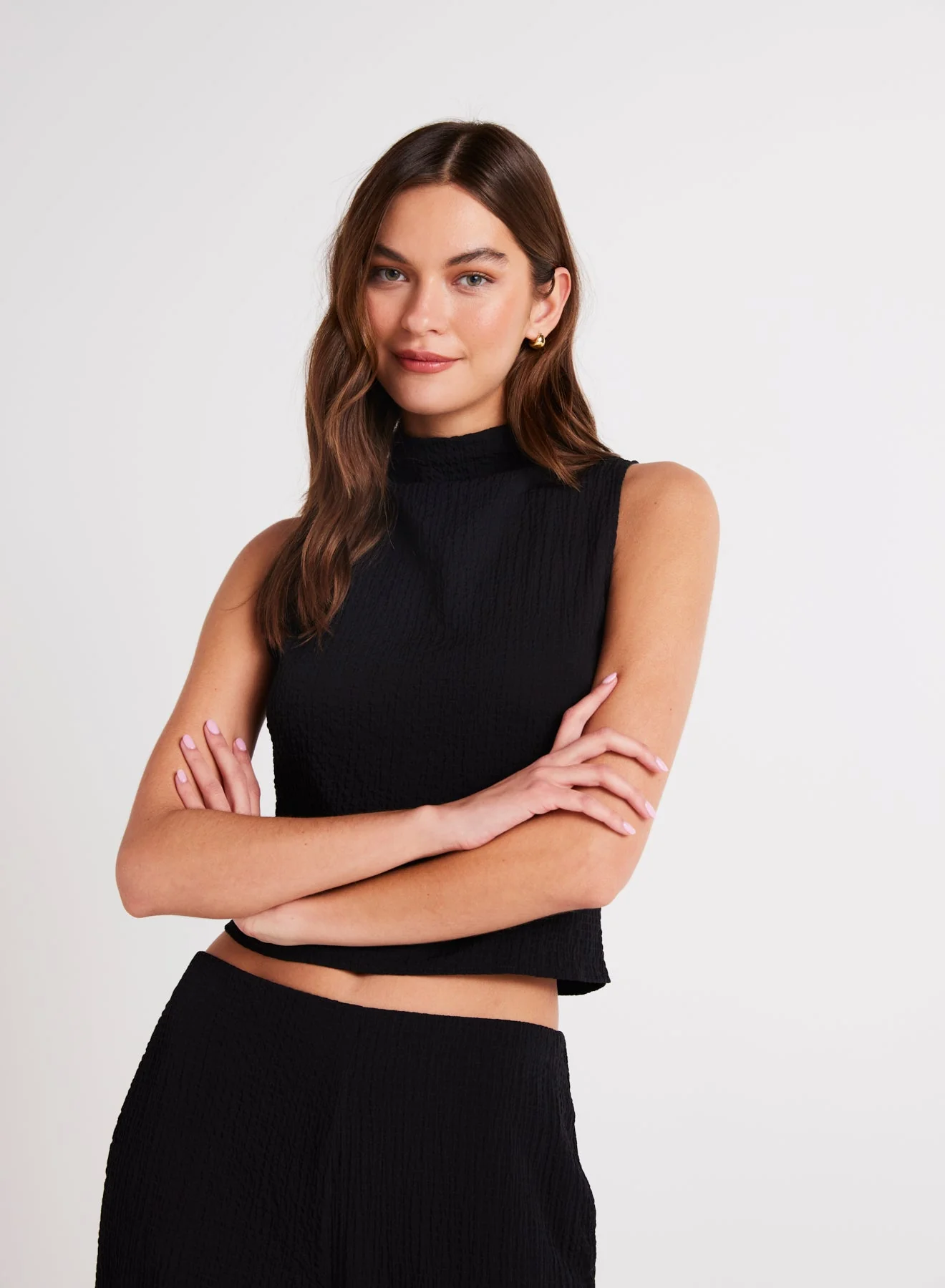 bella dahl soft pucker mock neck top in black