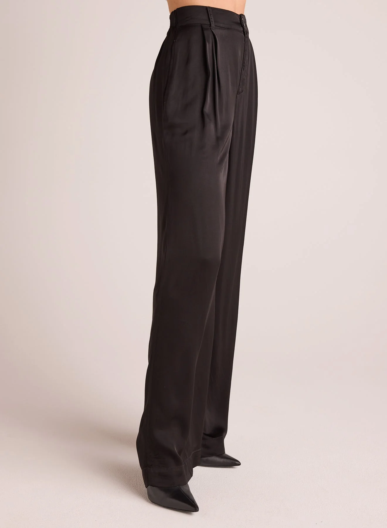 bella dahl satin pleated wide leg trouser in black