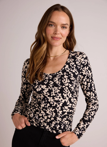 bella dahl scoop neck shirred l/s top in black ditsy floral