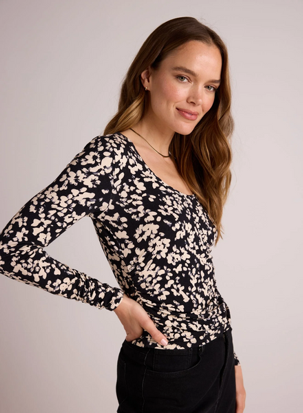 bella dahl scoop neck shirred l/s top in black ditsy floral