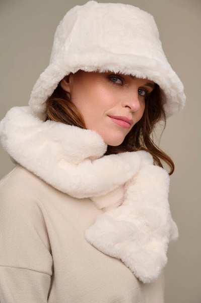 RINO & PELLE Arcade Faux Fur Bucket Hat in Blanc