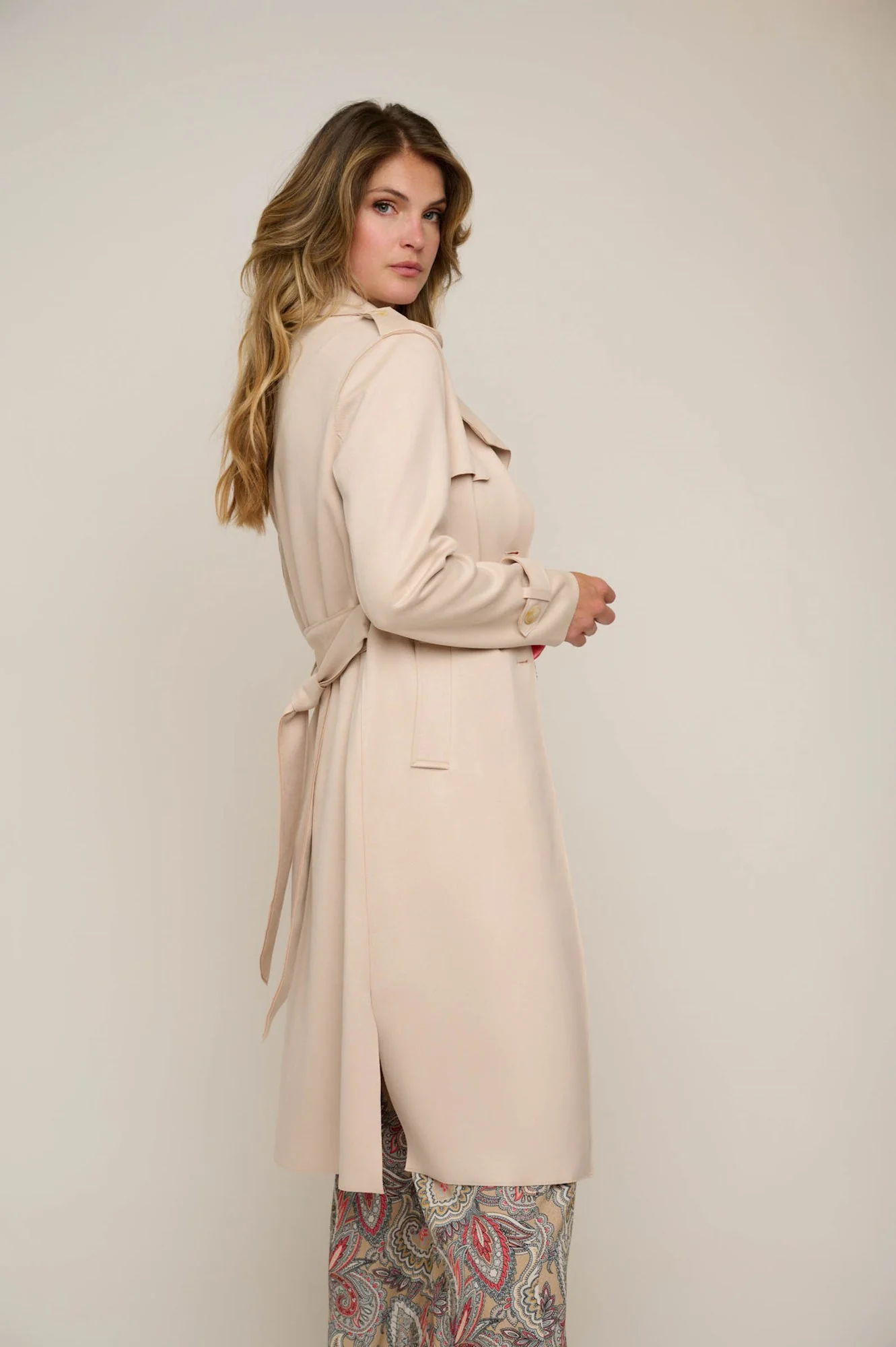 RINO & PELLE Nula Long Trenchcoat in Shell