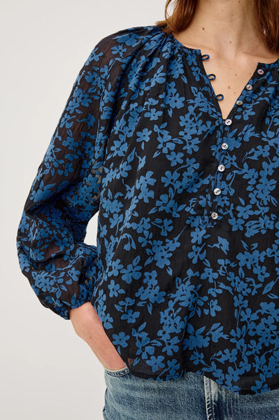 Rails Indi Crinkle Clip Jacquard Top in Midnight Silhouette Floral