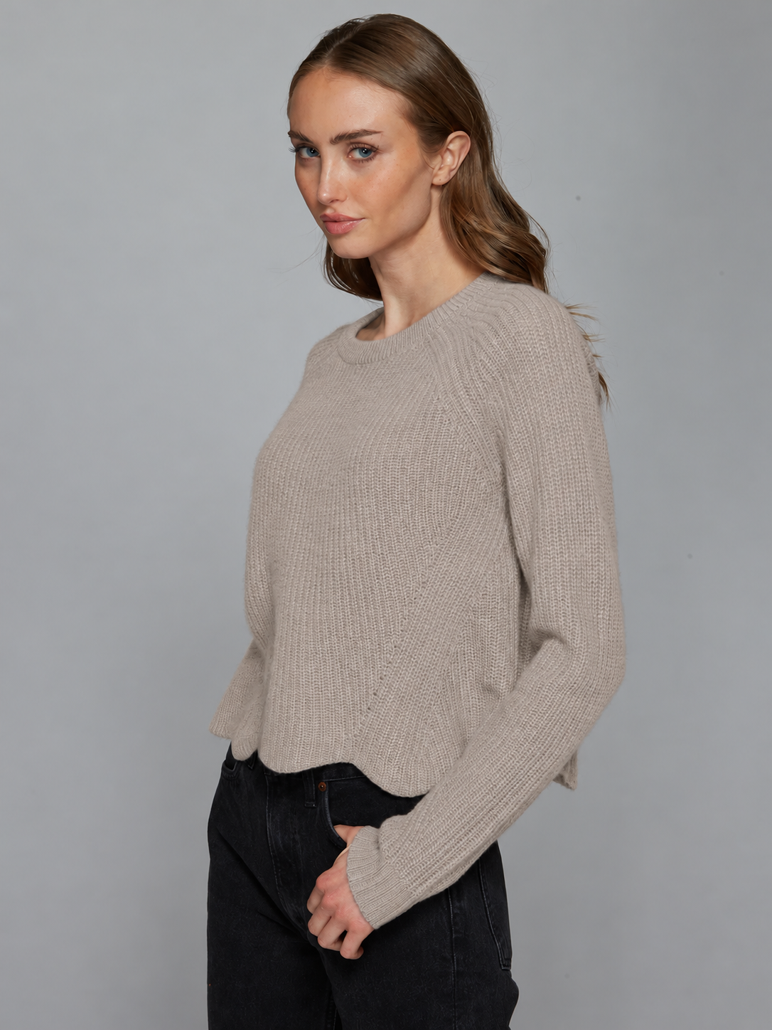Autumn Cashmere Scallop Shaker Sweater in Sandalwood