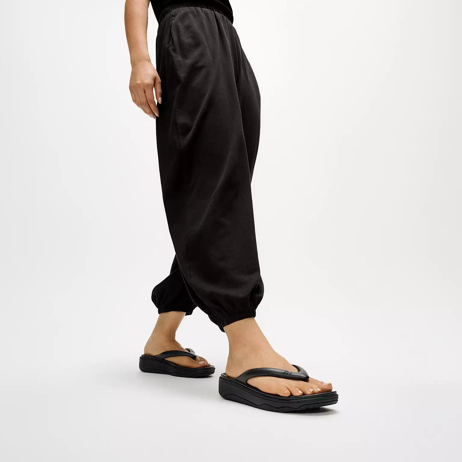 FitFlop RELEIFF  Recovery Toe-Post Sandals in Black
