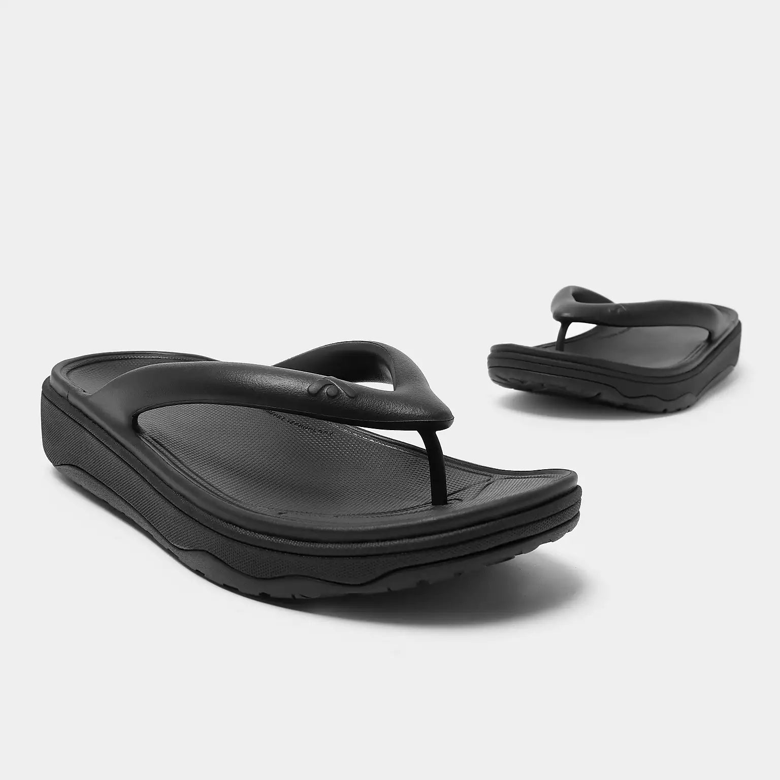 FitFlop RELEIFF  Recovery Toe-Post Sandals in Black