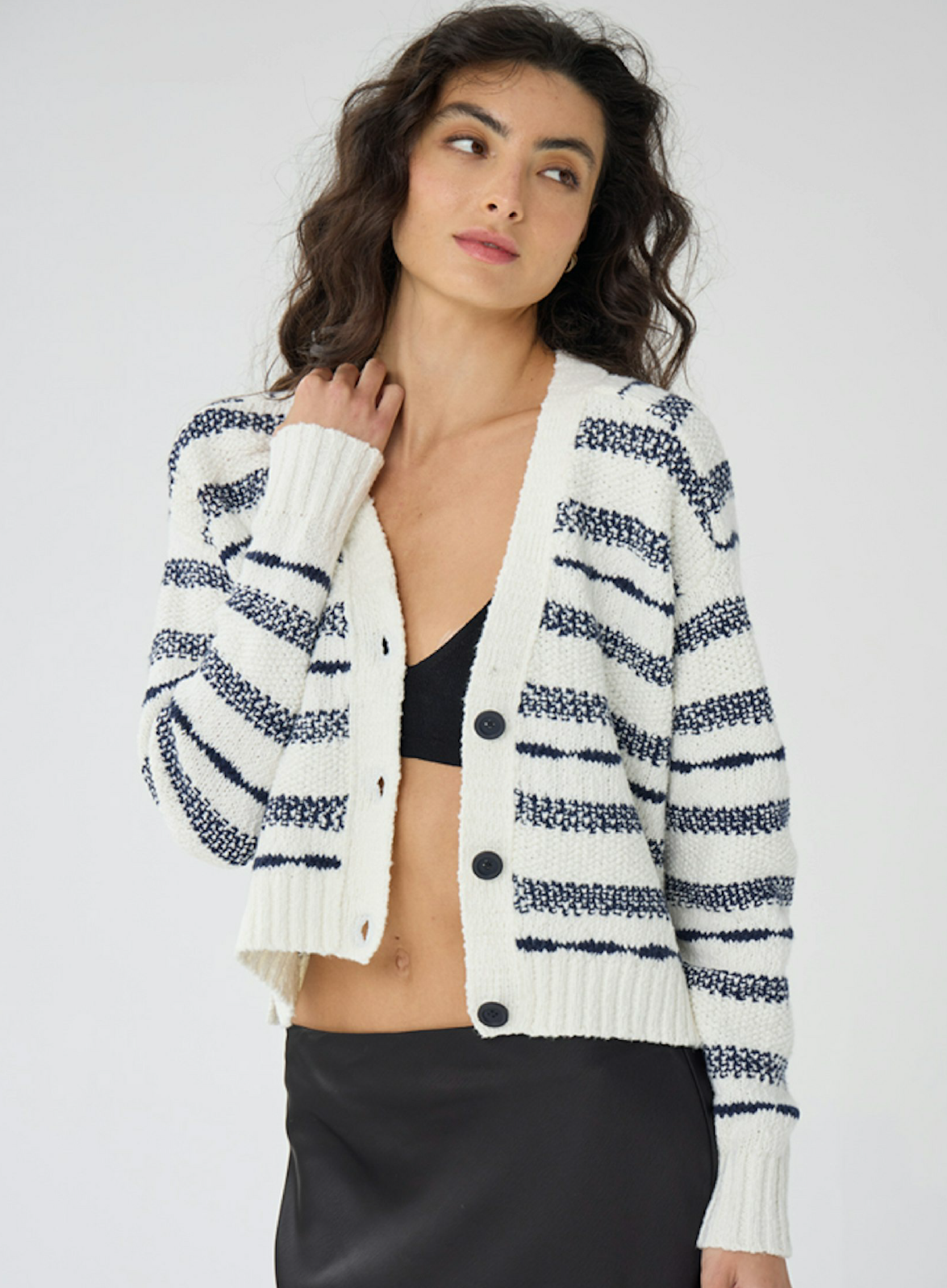 autumn cashmere V Neck Cardigan in 2-Tone Texture Stitch in White/Navy