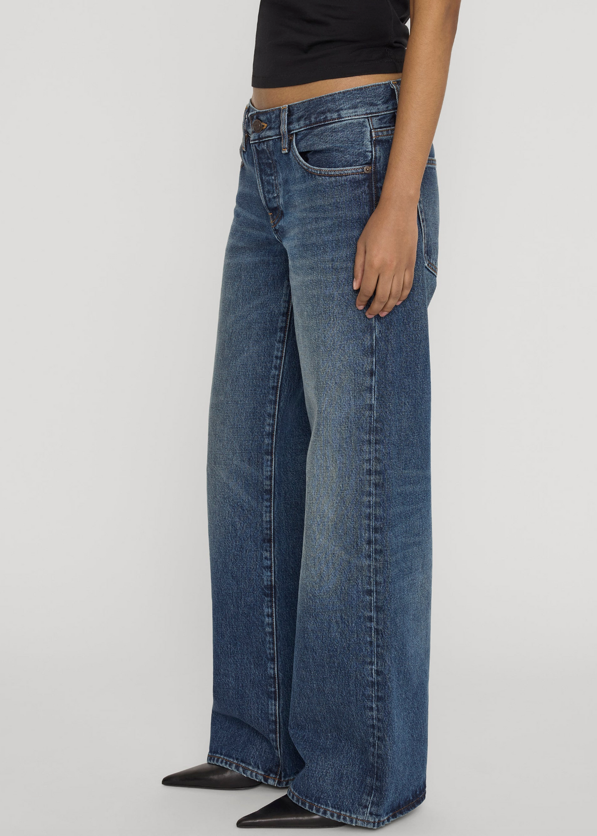 FRAME The Gray Pixie Low-Rise Wide Leg in Tolerate