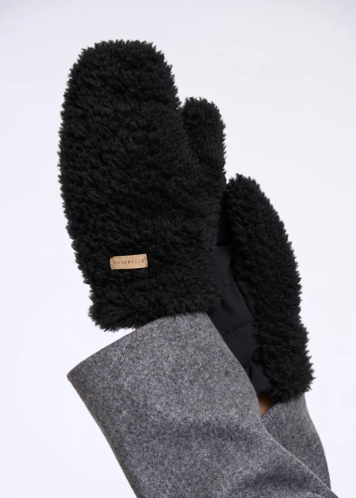 RINO & PELLE Rin Fuzzy Mitten in Black