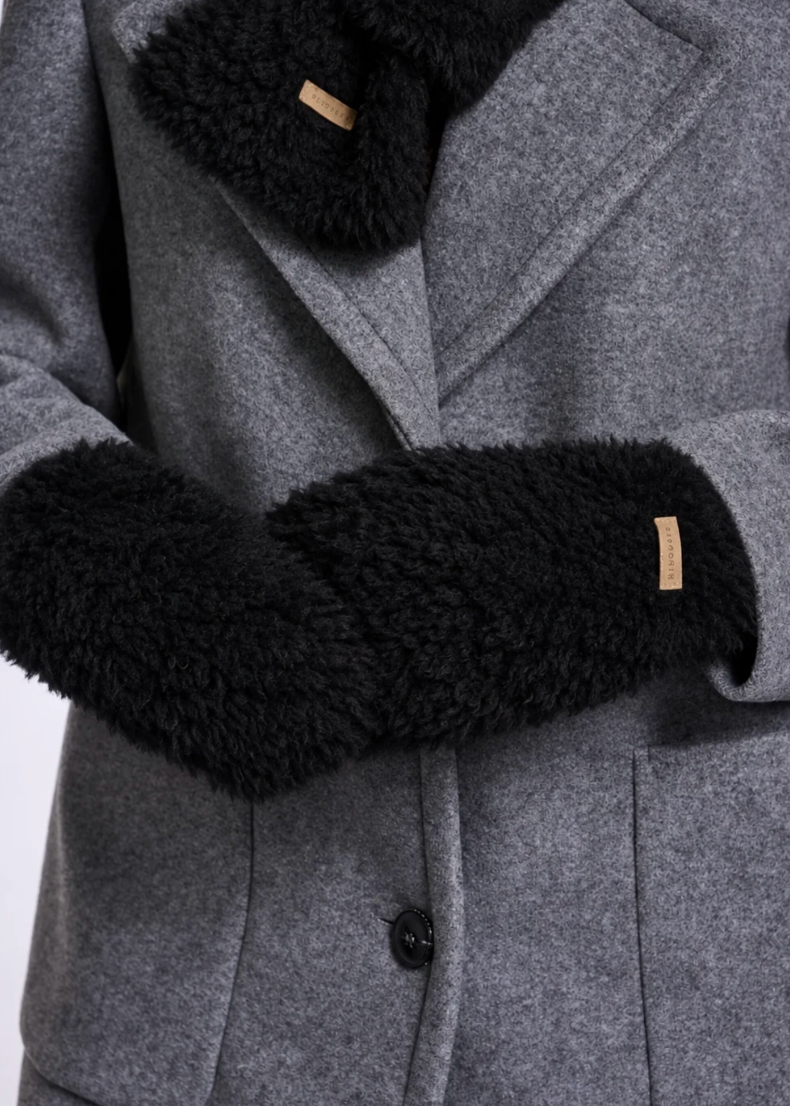 RINO & PELLE Rin Fuzzy Mitten in Black