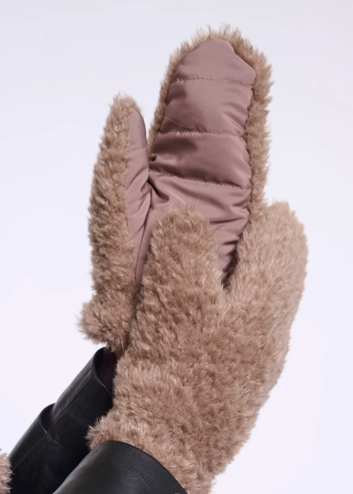 RINO & PELLE Rin Fuzzy Mitten in Mocha Latte