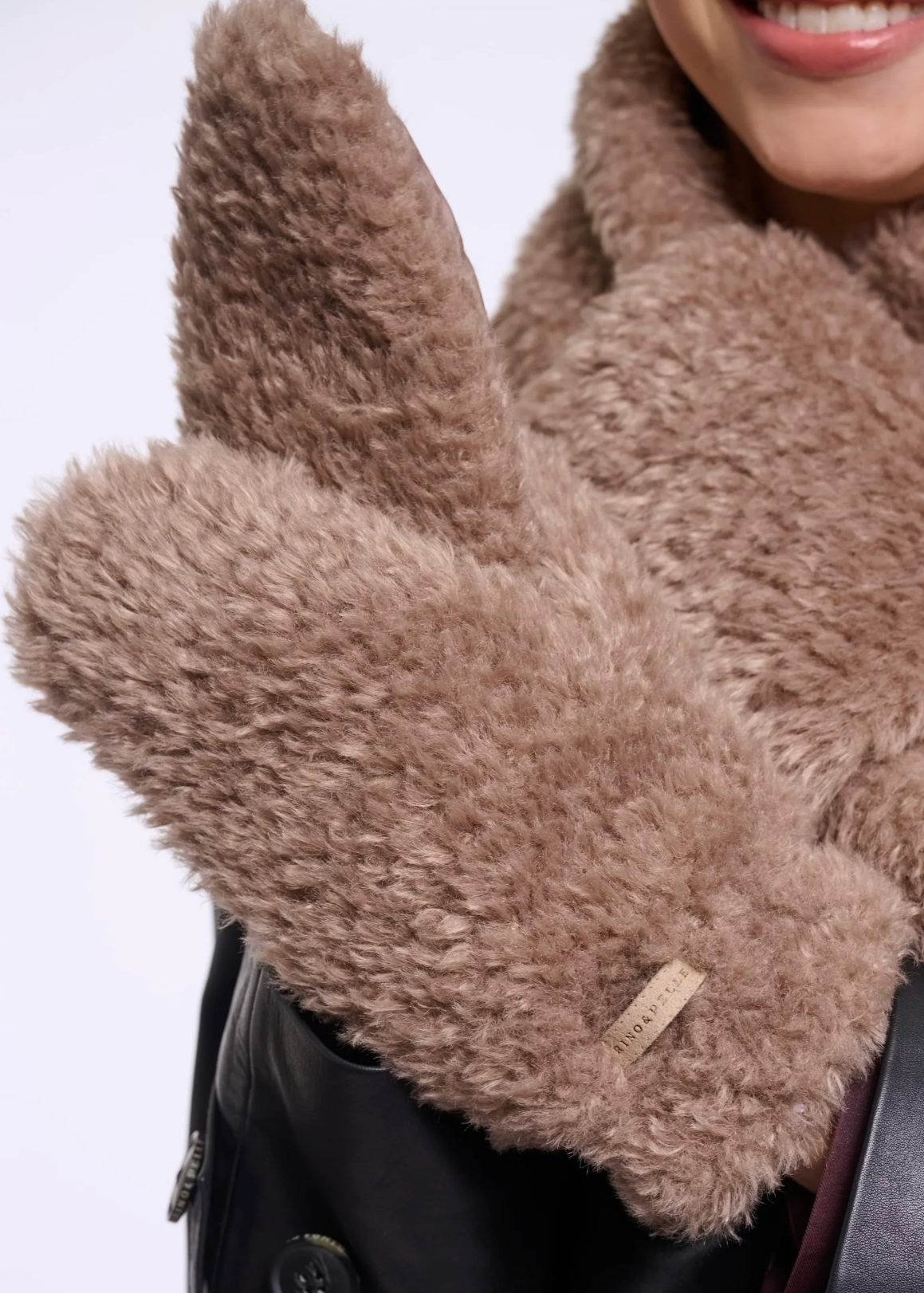 RINO & PELLE Rin Fuzzy Mitten in Mocha Latte