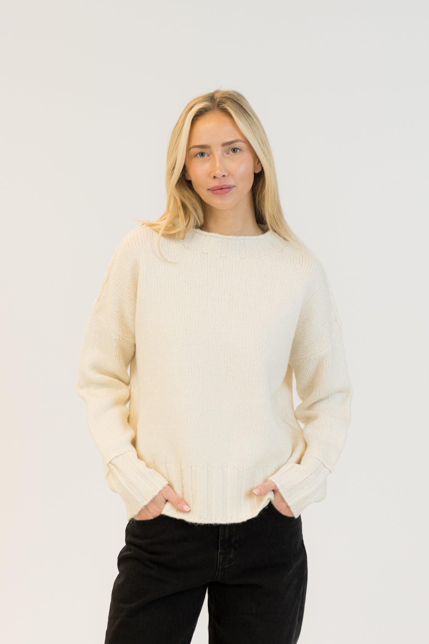 Lyla & Luxe Tanya Crewneck Pullover in Snow White
