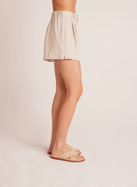 Bella Dahl Pleat Front Trouser Short in Linen Sand