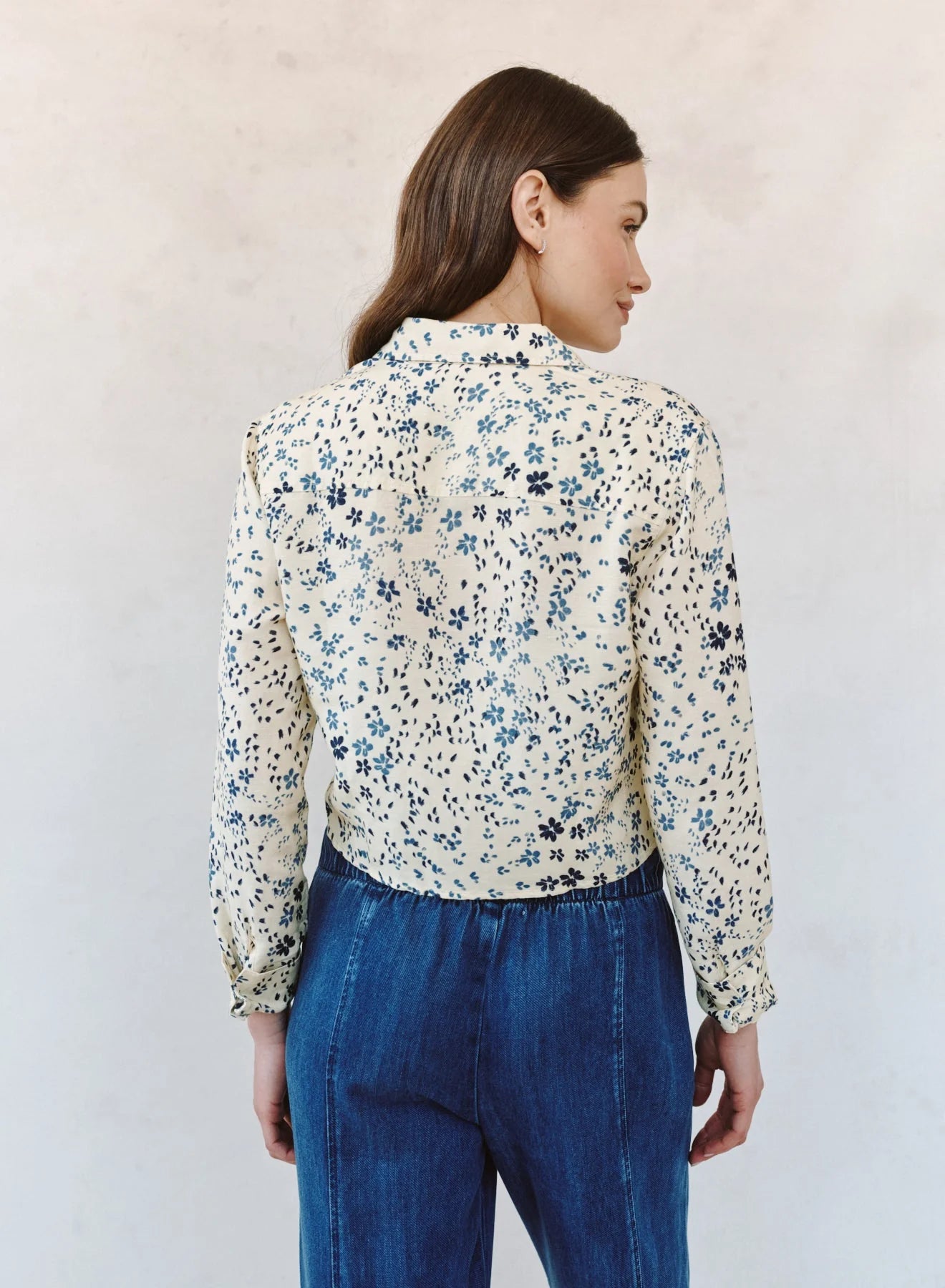 Bella Dahl Long Sleeve Crop Shirt in Golden Meadow Print