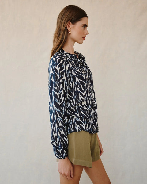 Bella Dahl Long Sleeve Shirred Raglan Shirt - Navy Leaves Print