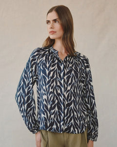 Bella Dahl Long Sleeve Shirred Raglan Shirt - Navy Leaves Print