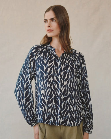 Bella Dahl Long Sleeve Shirred Raglan Shirt - Navy Leaves Print