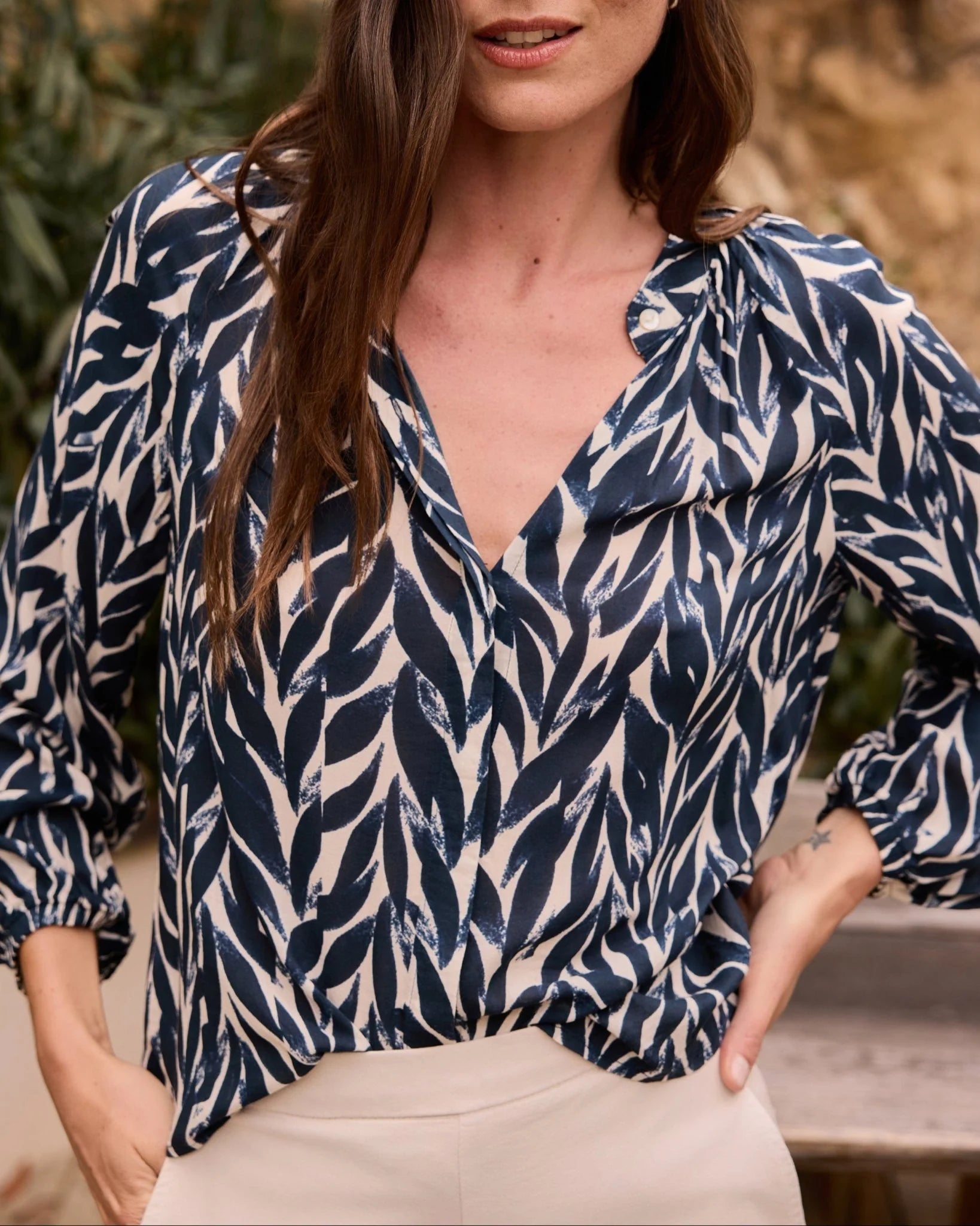 Bella Dahl Long Sleeve Shirred Raglan Shirt - Navy Leaves Print