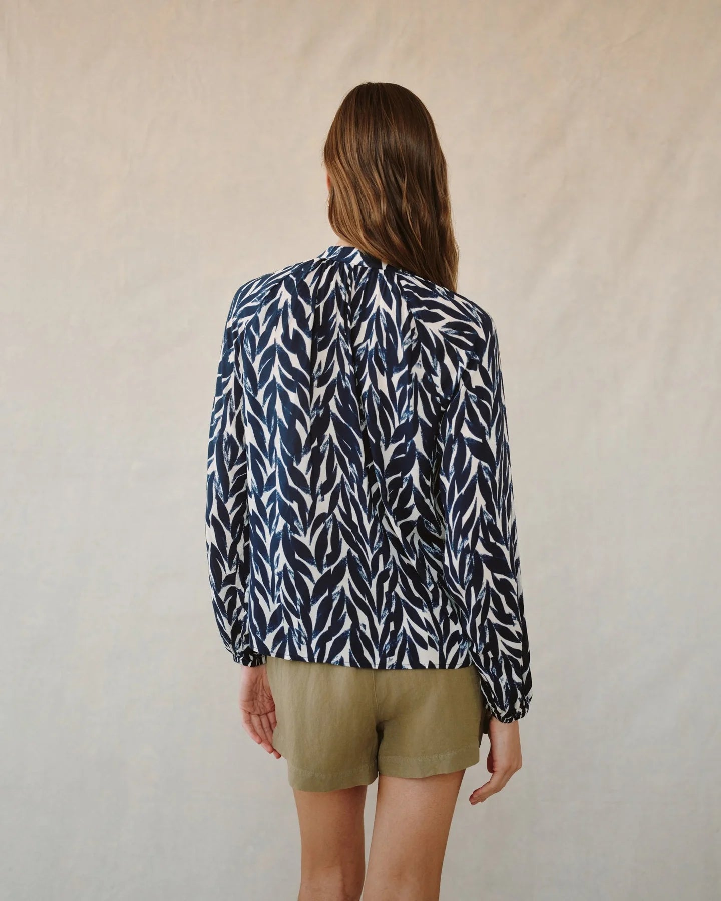Bella Dahl Long Sleeve Shirred Raglan Shirt - Navy Leaves Print