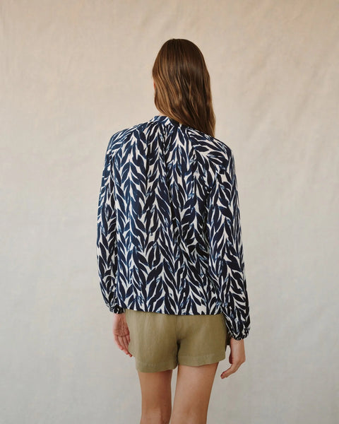 Bella Dahl Long Sleeve Shirred Raglan Shirt - Navy Leaves Print
