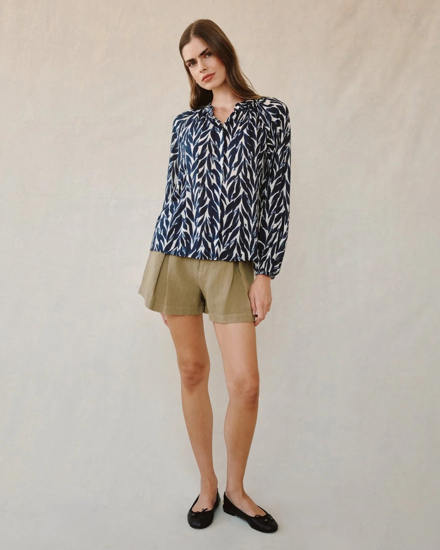 Bella Dahl Long Sleeve Shirred Raglan Shirt - Navy Leaves Print