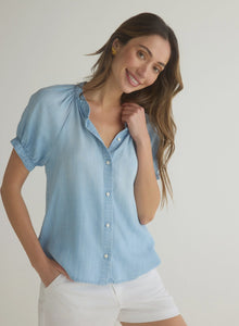 Bella Dahl Short Sleeve Raglan Shirt in Light Riviera Wash”