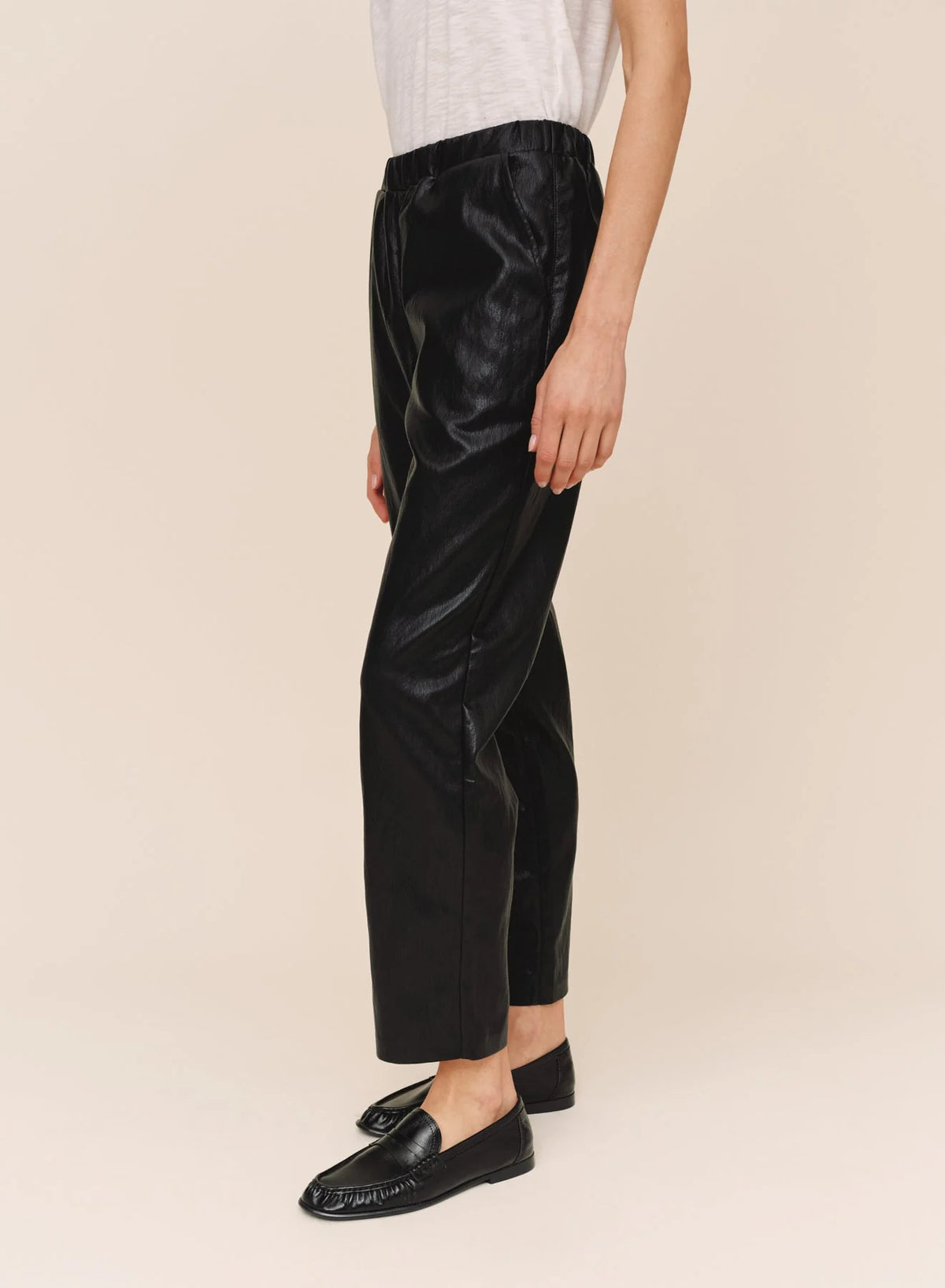 Bella Dahl Pull-On Elastic Waist Trouser in Black