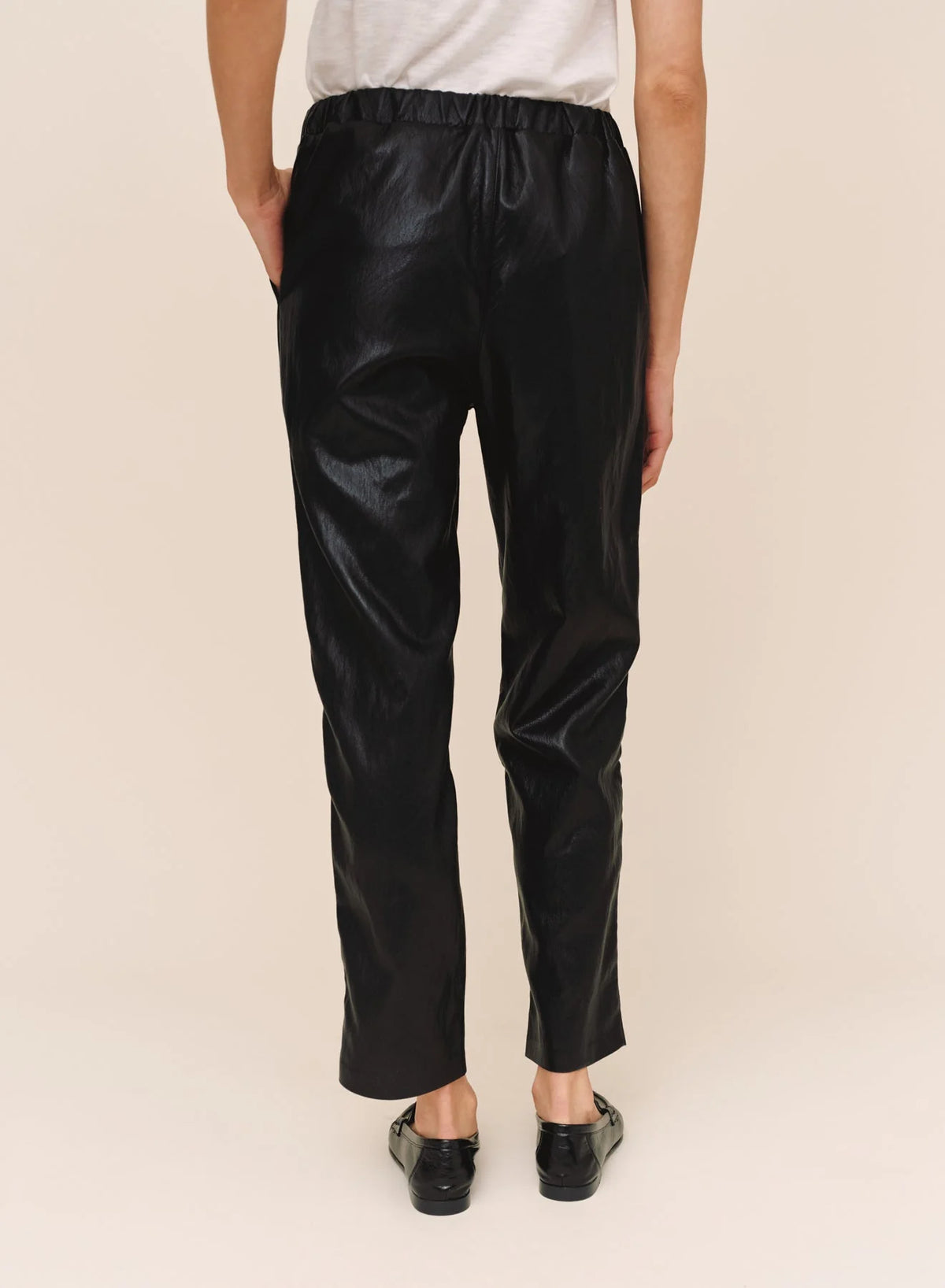 Bella Dahl Pull-On Elastic Waist Trouser in Black