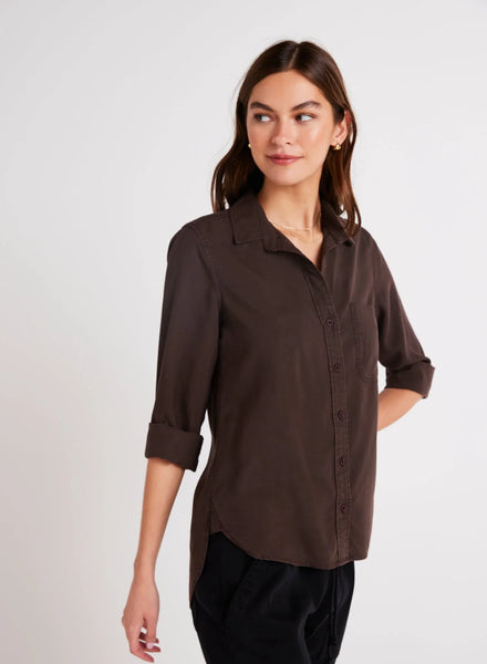 bella dahl shirt tail button down in chestnut