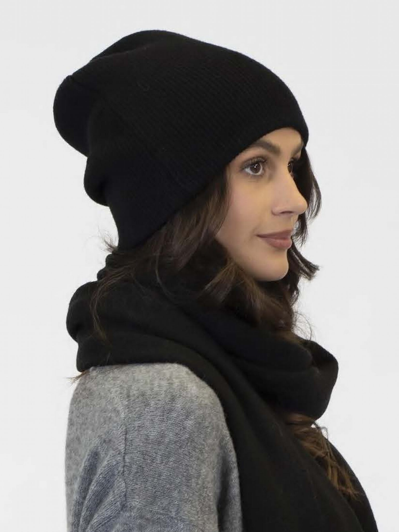 Lyla + Luxe Ribbed Slouchy Hat in Black