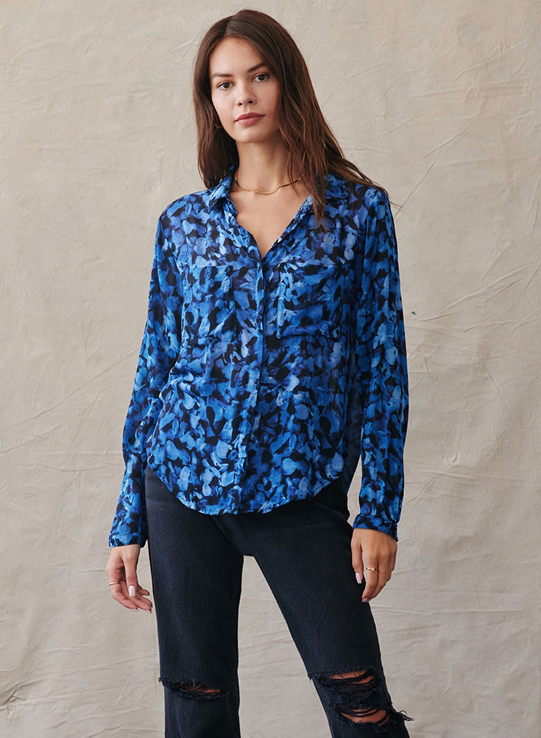 bella dahl button down hipster shirt in cobalt floral