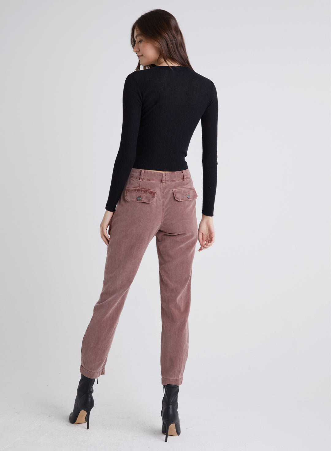 bella dahl charley pleated cuff utility pant in amber brown