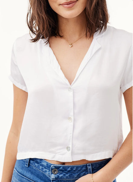 bella dahl cropped notch collar shirt in white