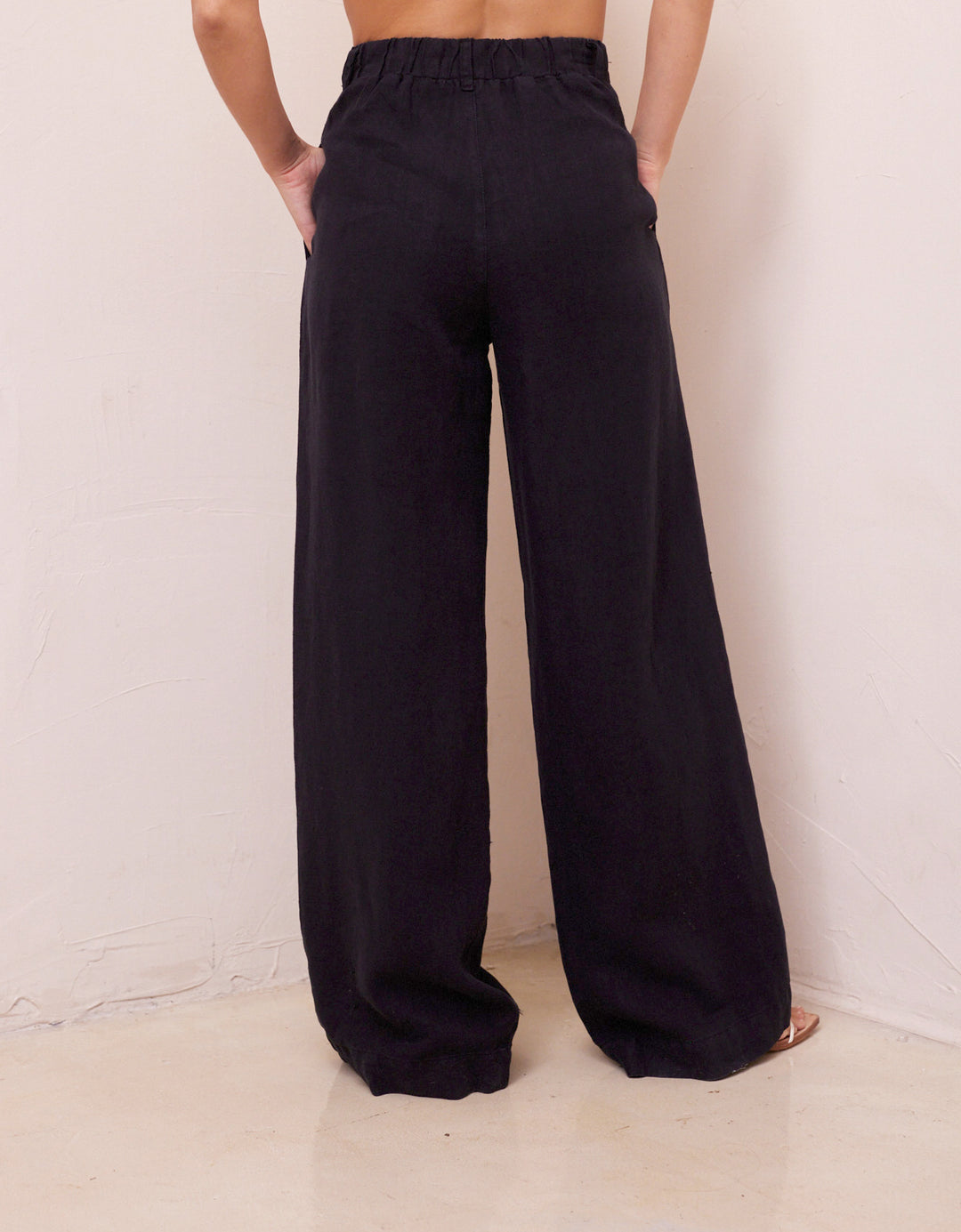 bella dahl luxe linen pleated wide leg trouser in black