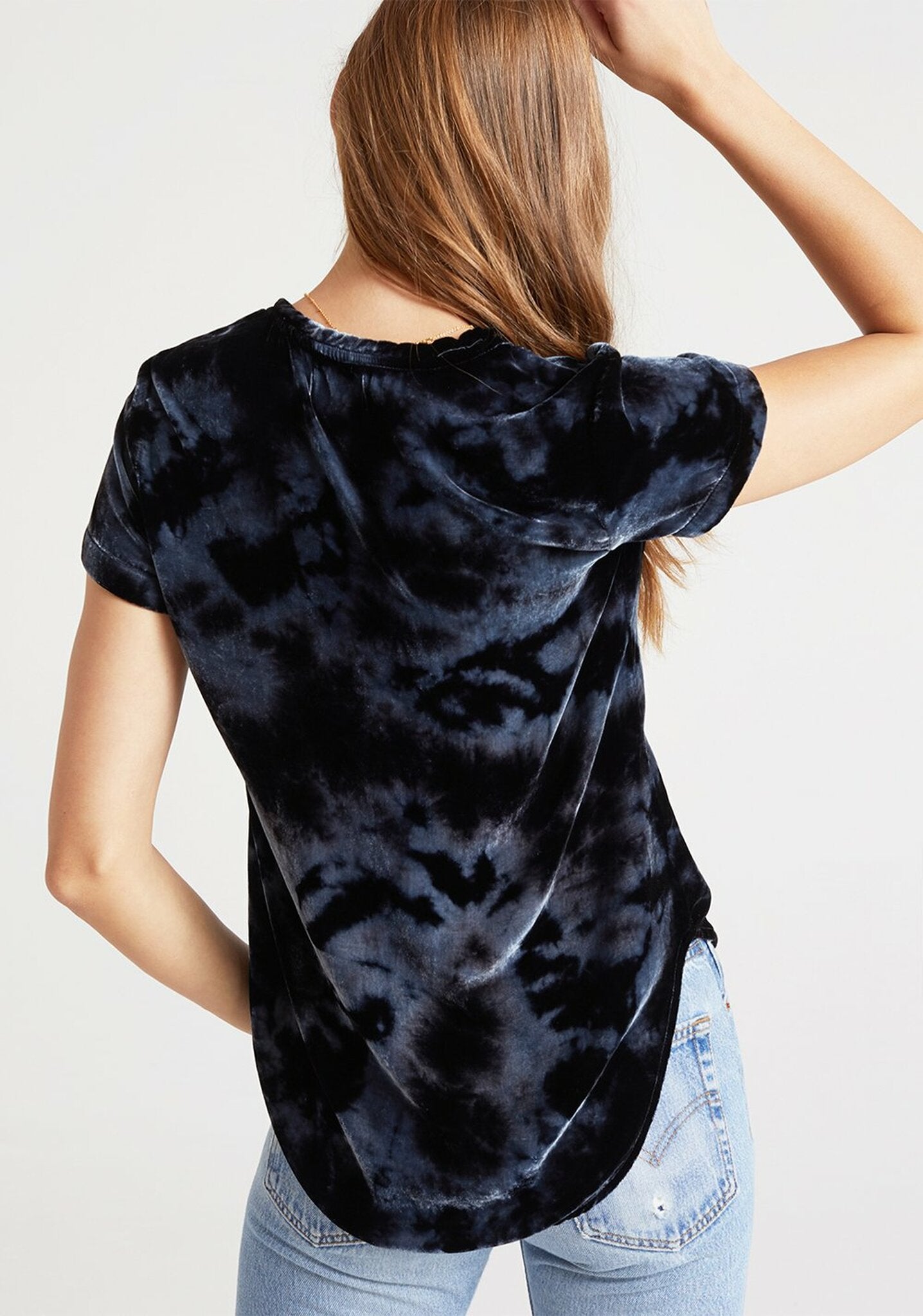 bella dahl v-neck tee in Black Crystal Velvet Tie Dye